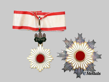 japan,_empire._an_order_of_the_rising_sun,_i_i_class_set_in_case_e_medals__m0332-58_6