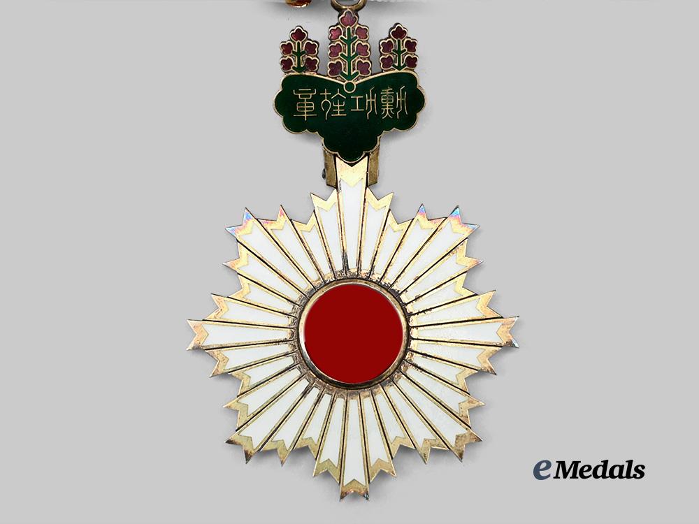 japan,_empire._an_order_of_the_rising_sun,_i_i_class_set_in_case_e_medals__m0332-58_8