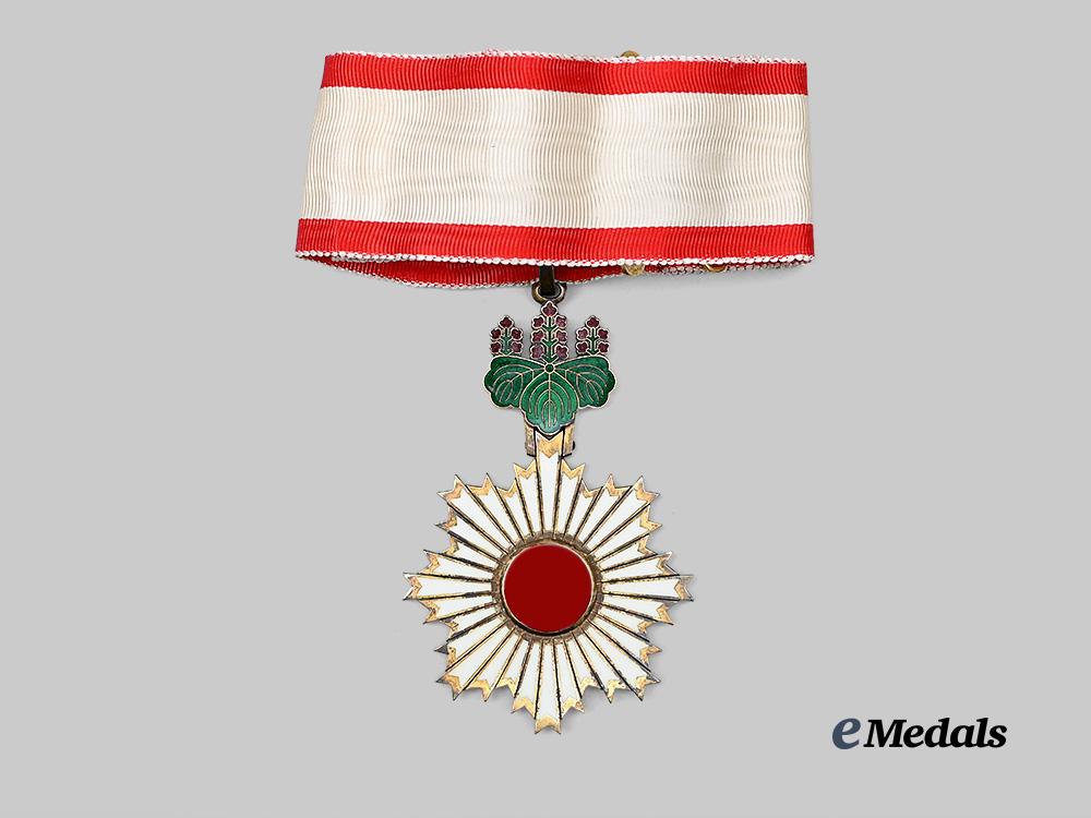 japan,_empire._an_order_of_the_rising_sun,_i_i_class_set_in_case_e_medals__m0332-58_9