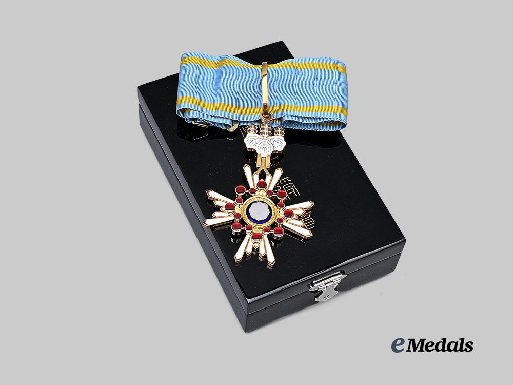 japan,_empire._a_post-2003_order_of_the_sacred_treasure,_commander_e_medals__m0332-60_4