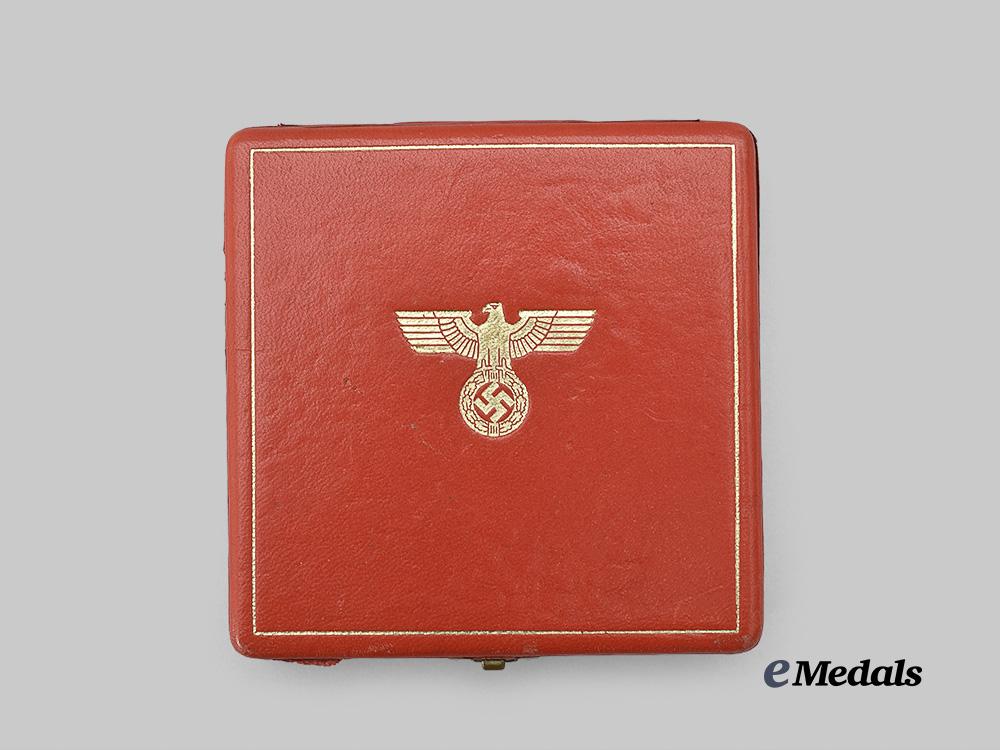 germany,_third_reich._an_order_of_the_german_eagle,_i_i_class_merit_cross_with_swords_and_case,_by_gebrüder_godet_e_medals__m0334-29_2