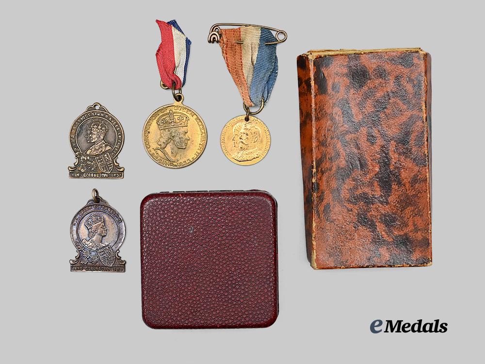 united_kingdom._a_lot_of_scarce_queen_elizabeth_i_i_coronation_decorations_e_medals__m0385-598_2
