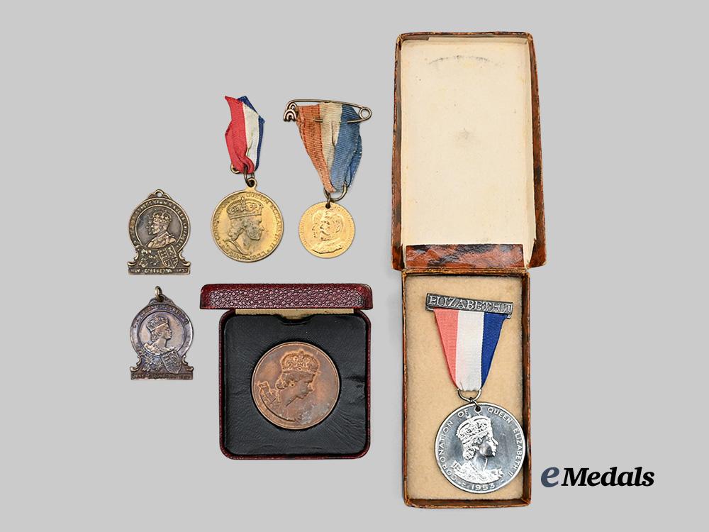 united_kingdom._a_lot_of_scarce_queen_elizabeth_i_i_coronation_decorations_e_medals__m0385-598_3