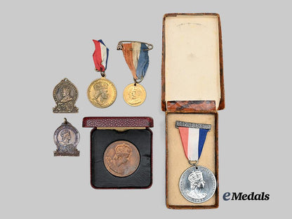 united_kingdom._a_lot_of_scarce_queen_elizabeth_i_i_coronation_decorations_e_medals__m0385-598_3
