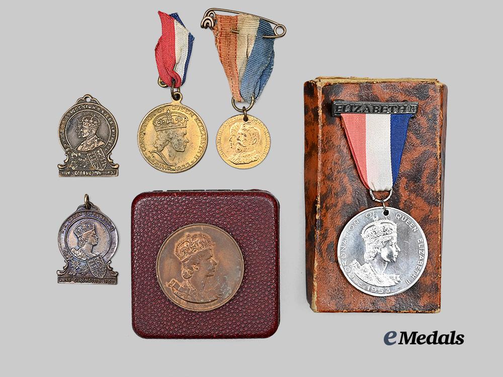 united_kingdom._a_lot_of_scarce_queen_elizabeth_i_i_coronation_decorations_e_medals__m0385-598_4