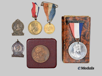 united_kingdom._a_lot_of_scarce_queen_elizabeth_i_i_coronation_decorations_e_medals__m0385-598_4