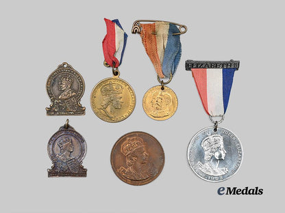 united_kingdom._a_lot_of_scarce_queen_elizabeth_i_i_coronation_decorations_e_medals__m0385-598_5