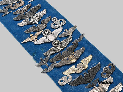 united_states._a_display_band_of_forty_one_second_war_american_wings_and_insignia_e_medals__m0432-259_4