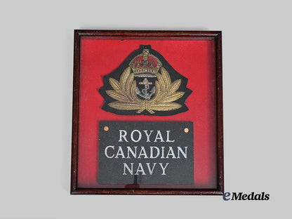 canada,_commonwealth._a_royal_navy_cape_insignia_in_frame_e_medals__m0432-260_2