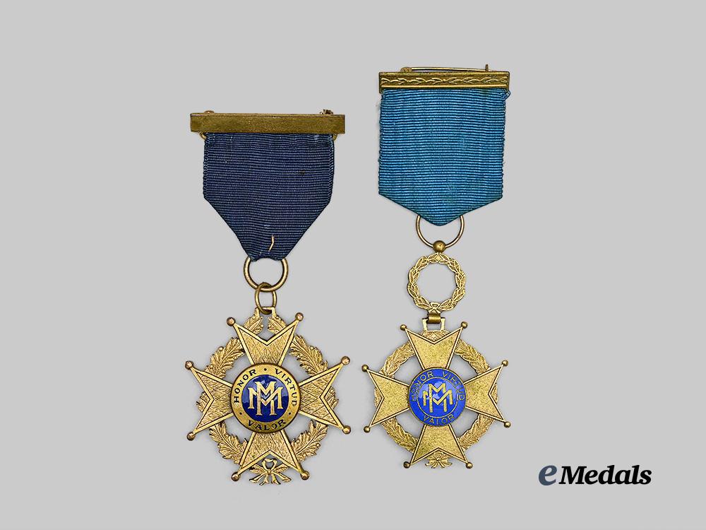 cuba,_republic._two_types_of_the_order_of_military_and_naval_merit_for_good_conduct,_fourth_class_e_medals__m0440-20_2
