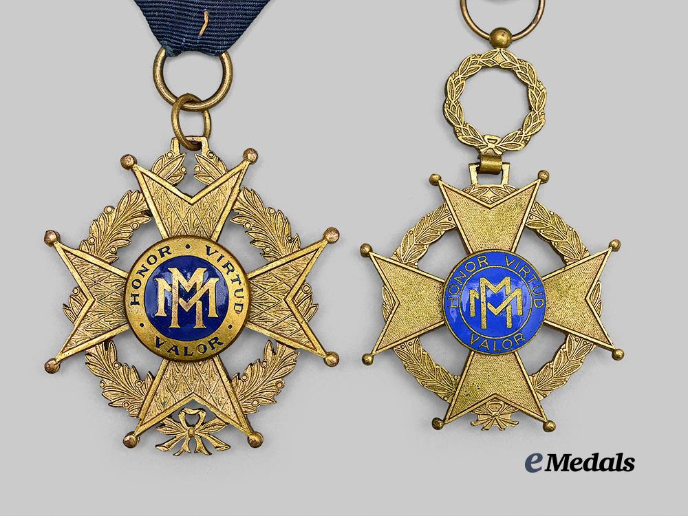cuba,_republic._two_types_of_the_order_of_military_and_naval_merit_for_good_conduct,_fourth_class_e_medals__m0440-20_3