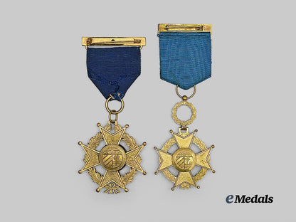 cuba,_republic._two_types_of_the_order_of_military_and_naval_merit_for_good_conduct,_fourth_class_e_medals__m0440-20_4