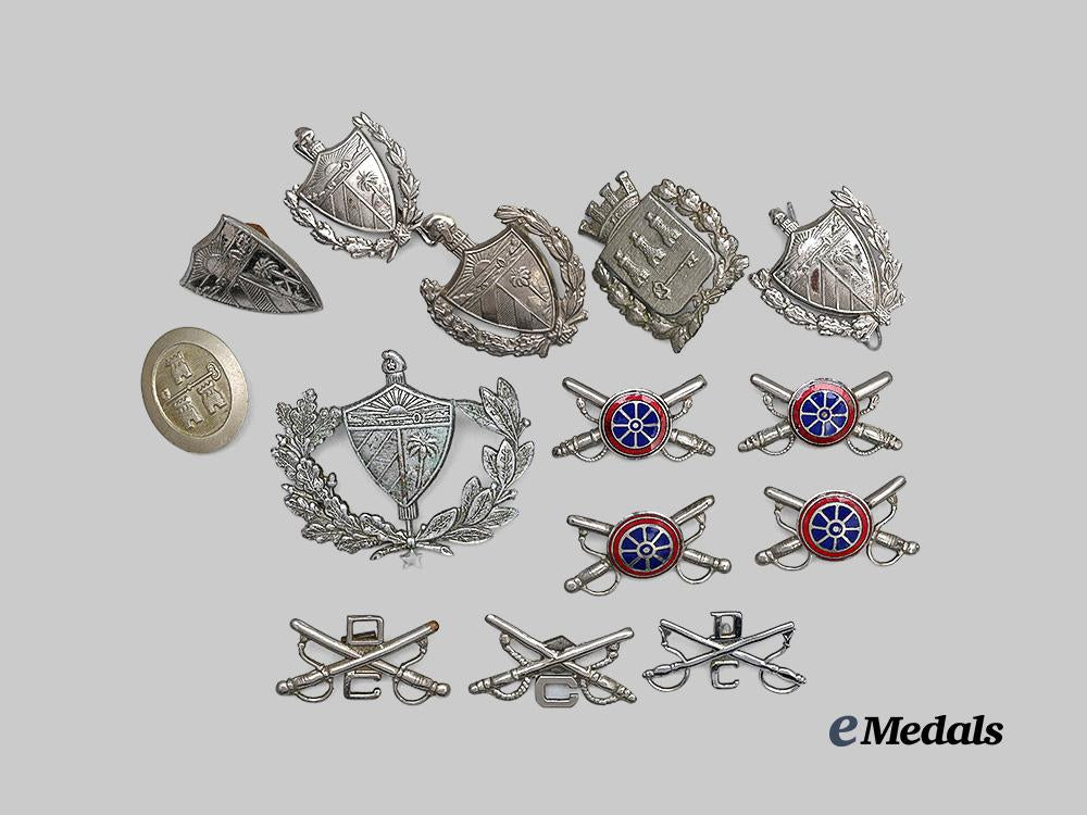 cuba,_republic._a_lot_of_fourteen_military_cap_badges_and_collar_insignia_e_medals__m0440-24_2