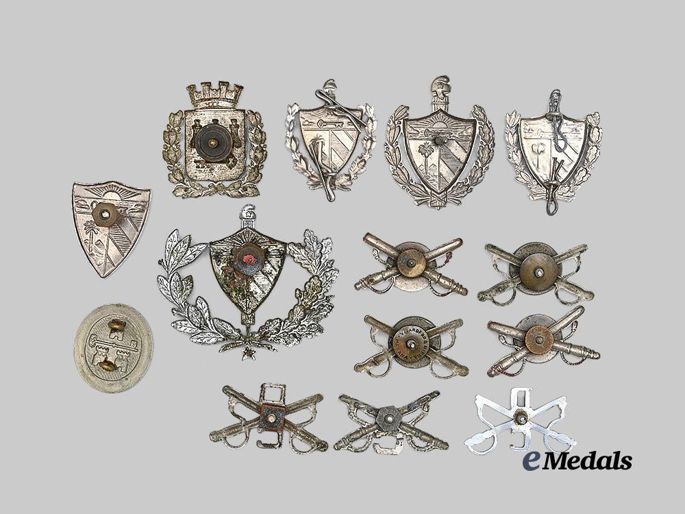 cuba,_republic._a_lot_of_fourteen_military_cap_badges_and_collar_insignia_e_medals__m0440-24_3