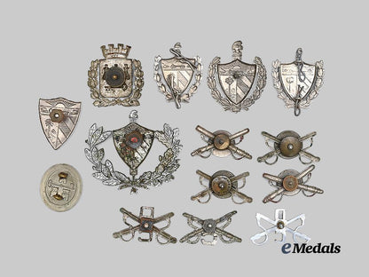 cuba,_republic._a_lot_of_fourteen_military_cap_badges_and_collar_insignia_e_medals__m0440-24_3