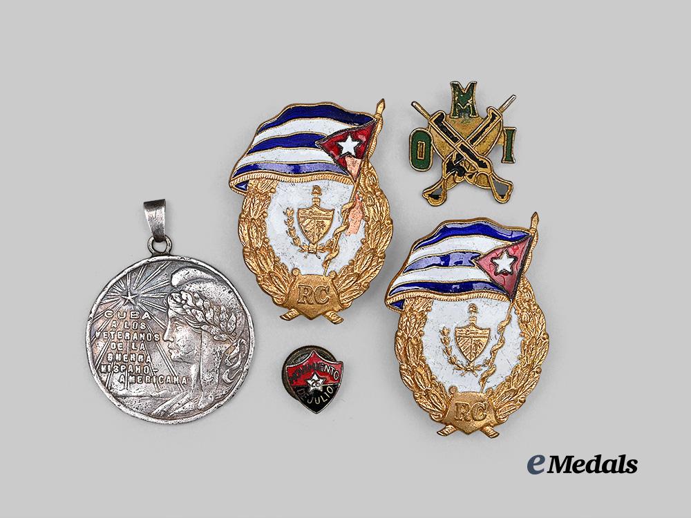 cuba,_republic_and_revolutionary_period._a_group_of_cuban_military_and_political_insignia_e_medals__m0440-2_2