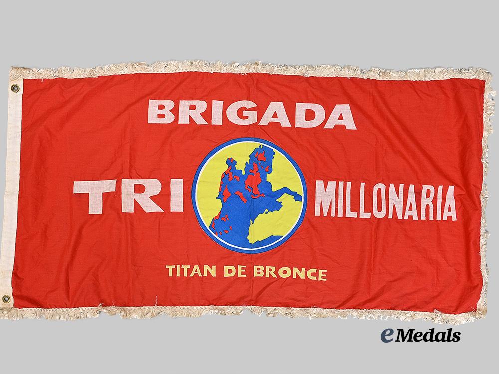 cuba,_republic._a“_brigada_t_r_i_millonaria_titán_de_bronce”_revolutionary_banner_e_medals__m0440-42_2