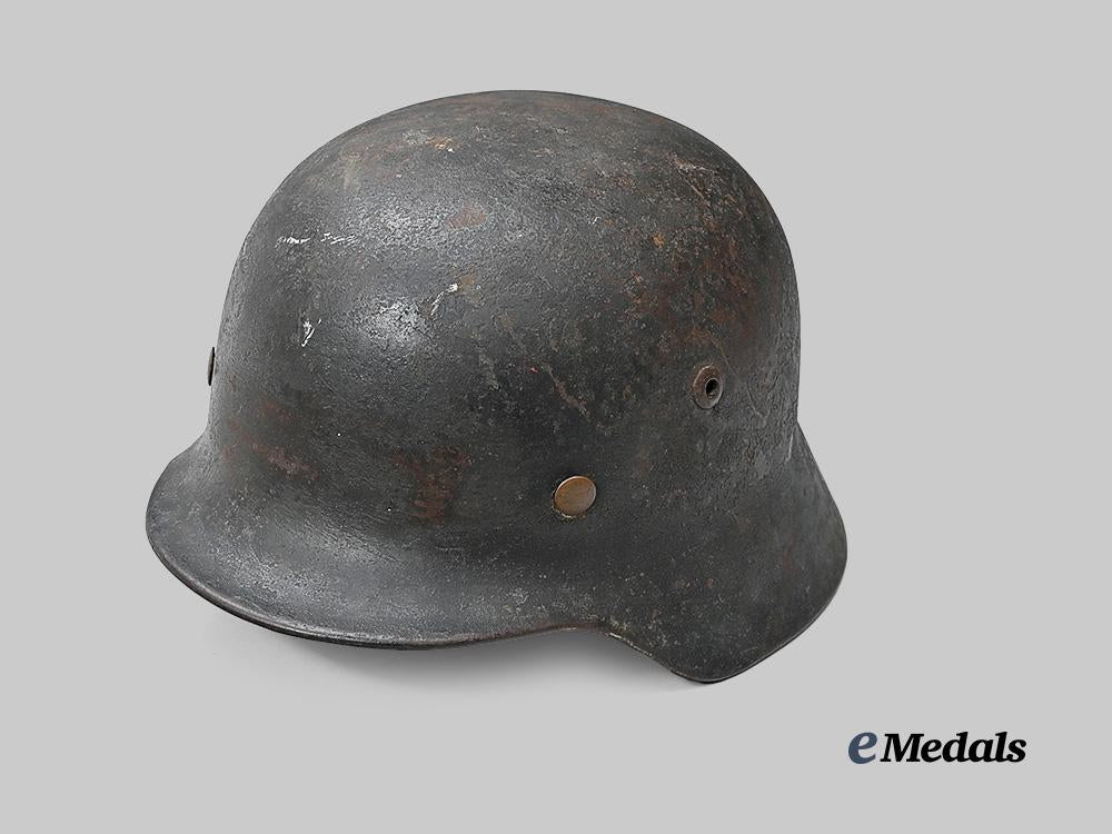 germany,_wehrmacht._an_m35_stahlhelm,_refurbished_example_e_medals__m0507-61_4
