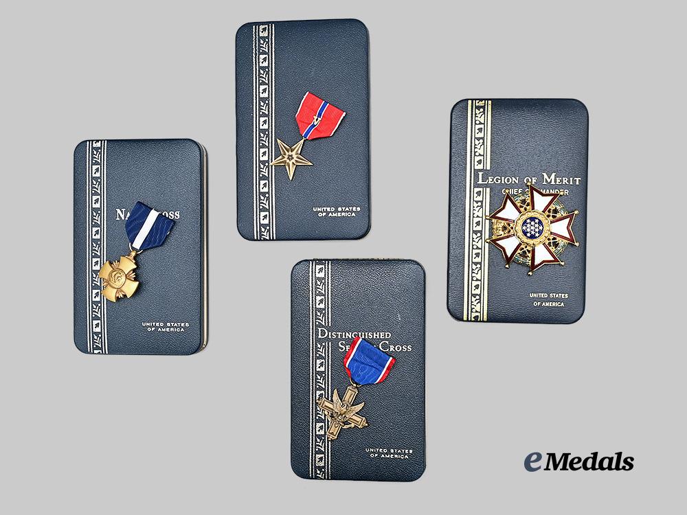 united_states._four_decorations&_awards_in_case_e_medals__m0614-64_3