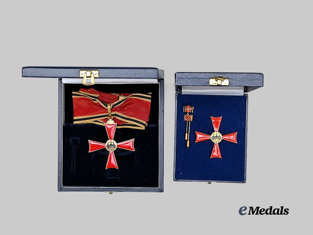 germany,_federal_republic._a_pair_of_orders_of_merit_e_medals__m0614-88_3