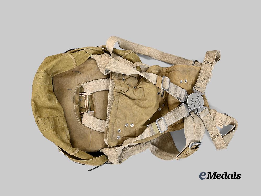 canada,_commonwealth._a_second_war_pilot’s_seat_parachute,_by_switlik_canada_parachute_ltd,1942_e_medals__m0625-147_5