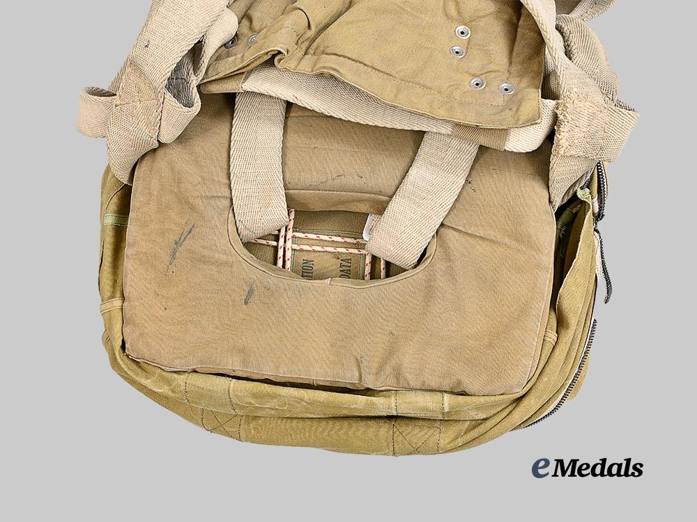 canada,_commonwealth._a_second_war_pilot’s_seat_parachute,_by_switlik_canada_parachute_ltd,1942_e_medals__m0625-147_8