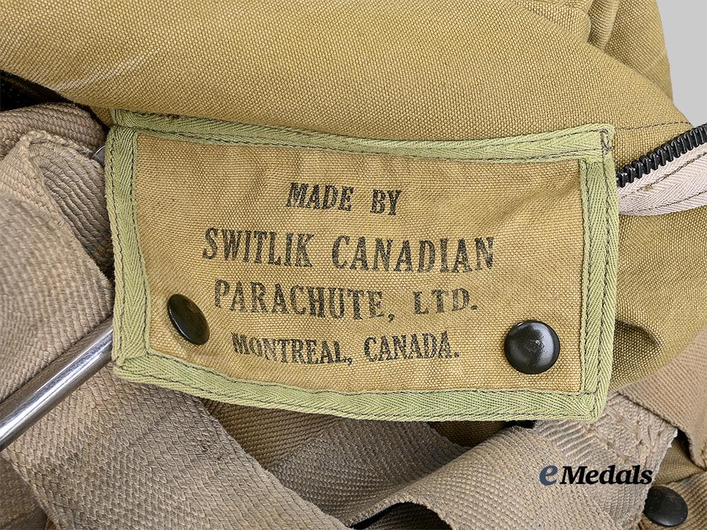 canada,_commonwealth._a_second_war_pilot’s_seat_parachute,_by_switlik_canada_parachute_ltd,1942_e_medals__m0625-147_9