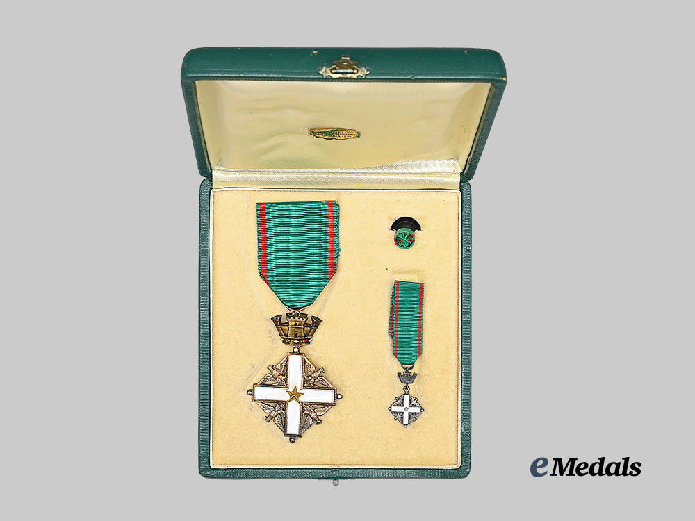 italy,_republic._an_order_of_the_republic_of_italy,_knight_in_case_e_medals__m0625-163_3