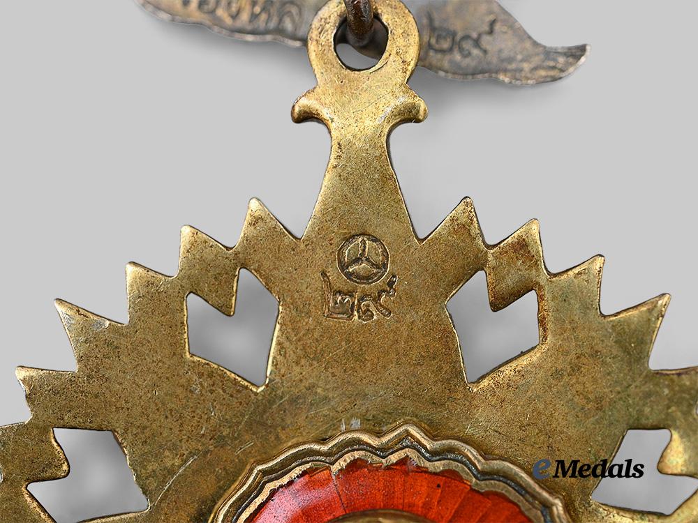 thailand,_kingdom._an_order_of_the_crown,_grand_commander_for_dames,_in_case_e_medals__m0625-232_10