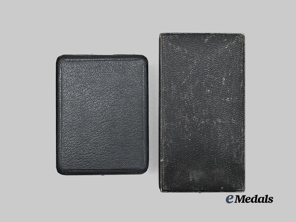 germany,_federal_republic._a_pair_of_presentation_cases_for_iron_cross_superior_grades,_exhibition_examples_c.1960_e_medals__m0661-84_2