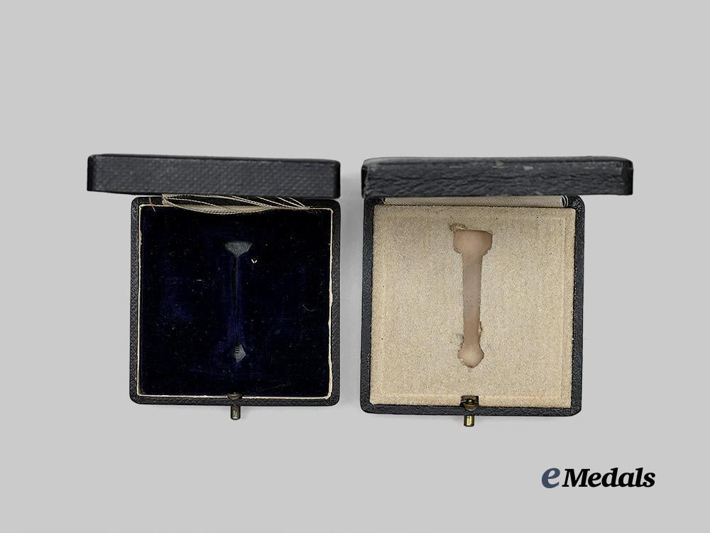 germany,_wehrmacht._a_pair_of_iron_cross_i_class_presentation_cases,1914_and1939_versions_e_medals__m0661-87_3