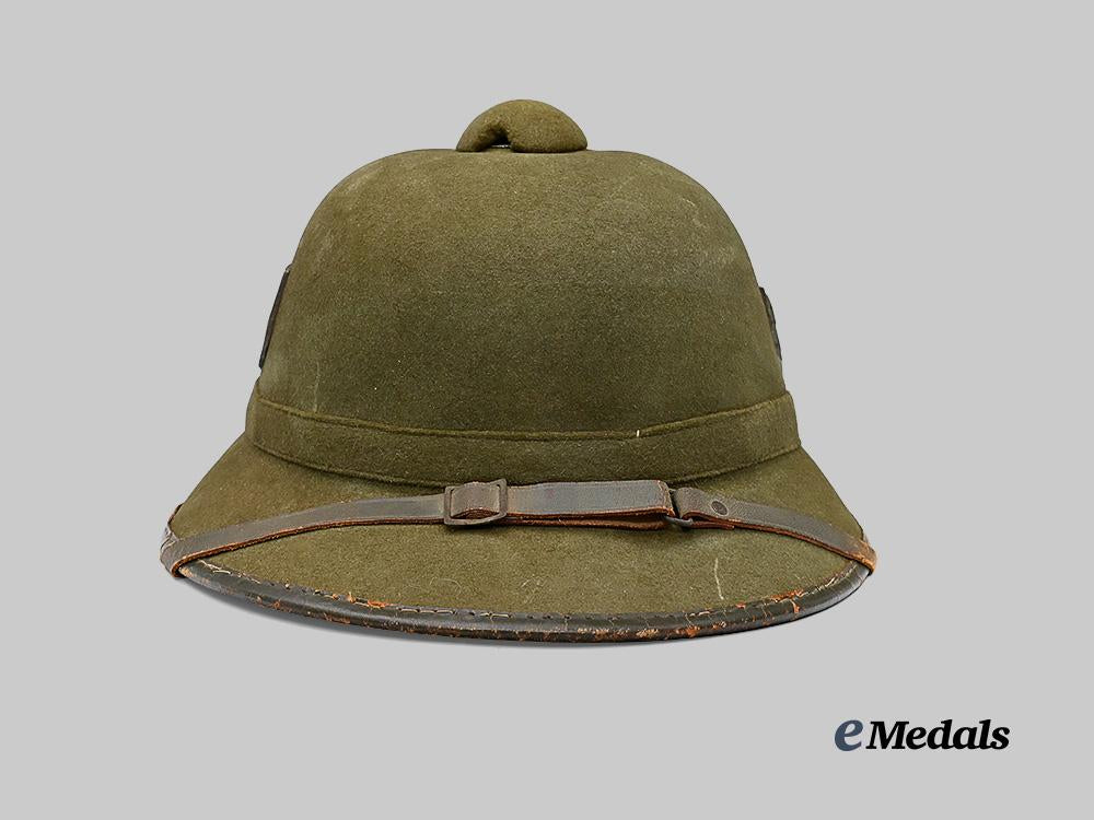 germany,_heer._a_tropical_pith_helmet,_second_pattern_e_medals__m0676-290_2