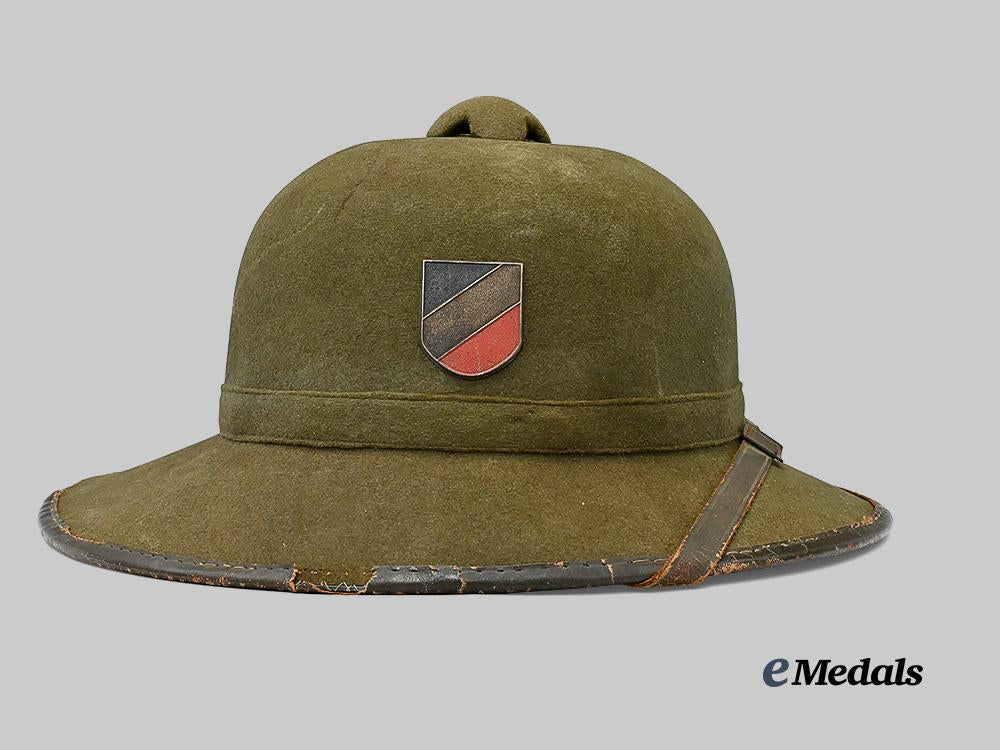 germany,_heer._a_tropical_pith_helmet,_second_pattern_e_medals__m0676-290_3