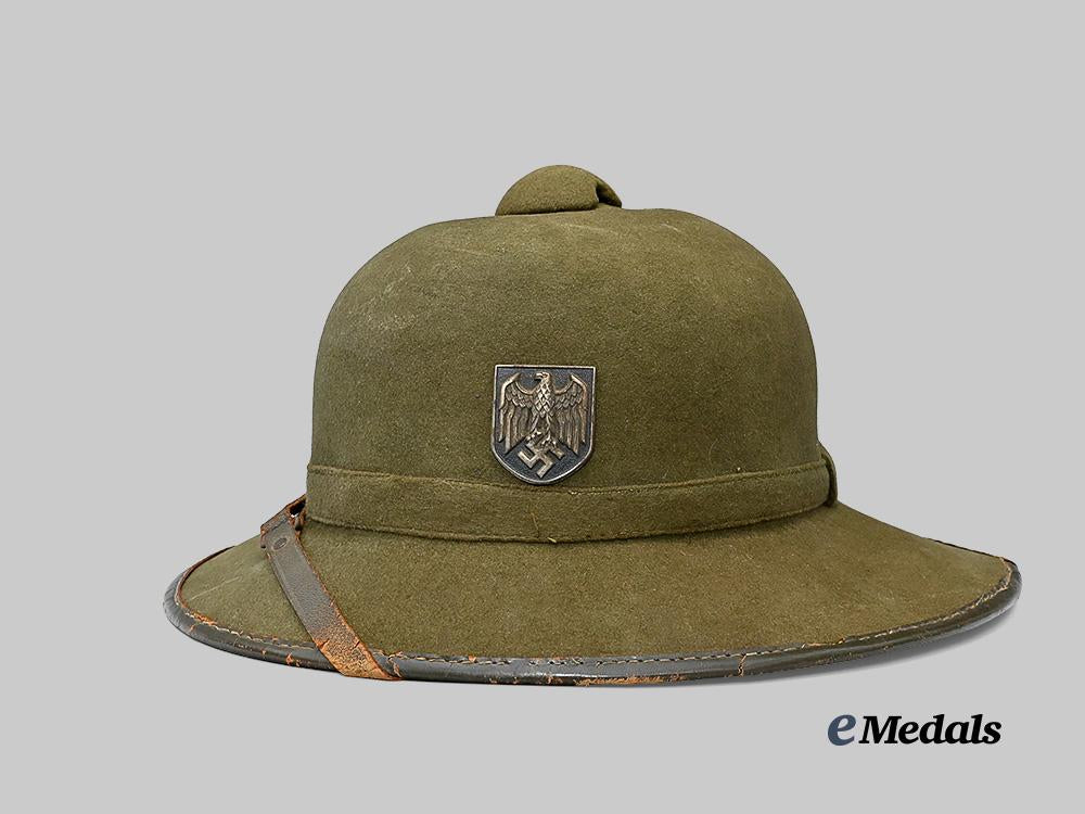 germany,_heer._a_tropical_pith_helmet,_second_pattern_e_medals__m0676-290_4