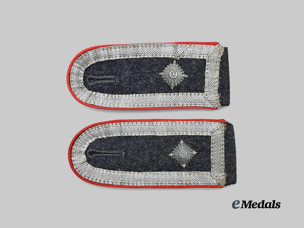 germany,_luftwaffe._a_set_of_flak/_artillery_feldwebel_shoulder_straps_e_medals__m0676-309_2