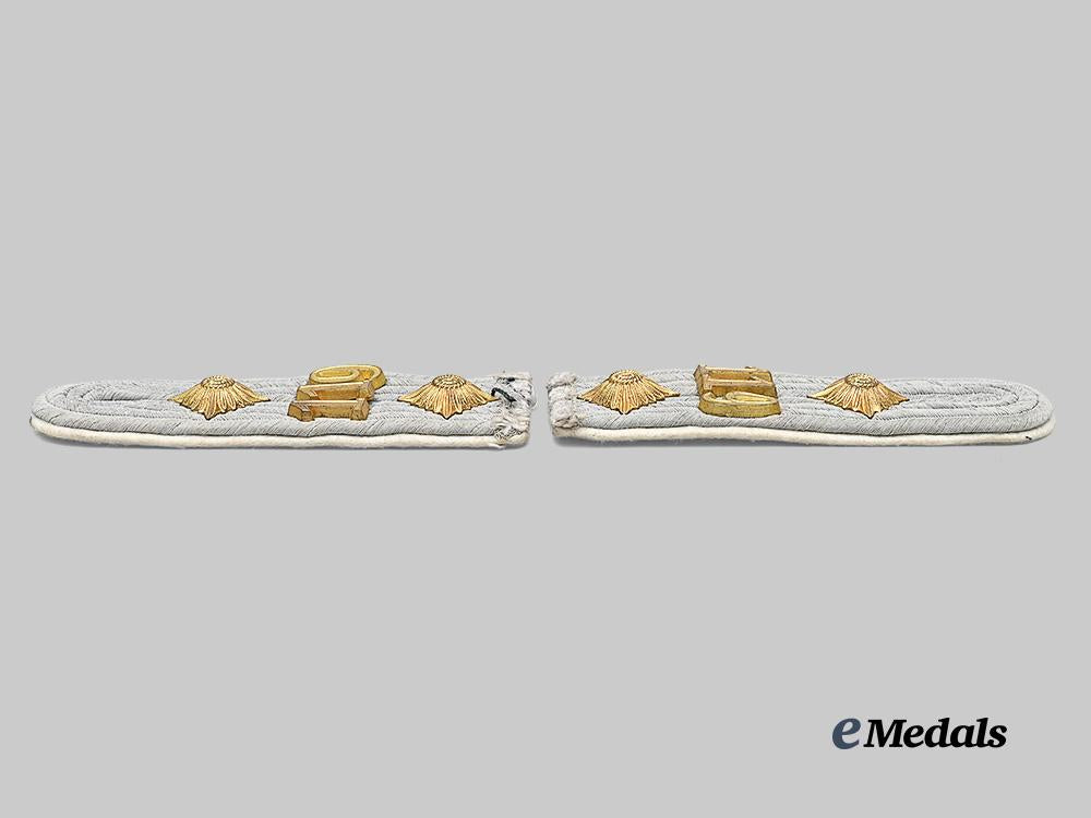 germany,_heer._a_set_of_infantry_hauptmann_rank_insignia_e_medals__m0676-313_4