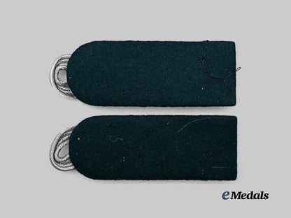 germany,_luftwaffe._a_pair_of_luftwaffe_administration_oberkriegsverwaltungsrat_shoulder_boards_e_medals__m0676-314_3
