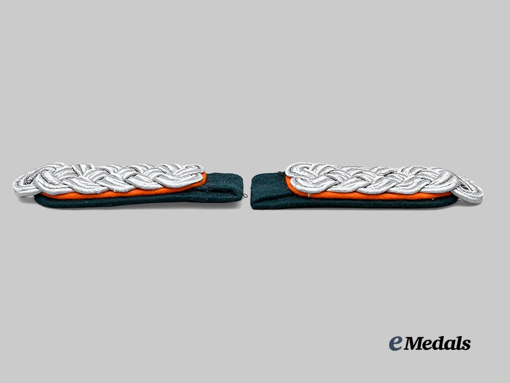 germany,_luftwaffe._a_pair_of_luftwaffe_administration_oberkriegsverwaltungsrat_shoulder_boards_e_medals__m0676-314_4