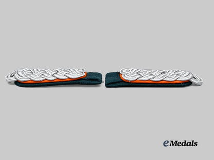 germany,_luftwaffe._a_pair_of_luftwaffe_administration_oberkriegsverwaltungsrat_shoulder_boards_e_medals__m0676-314_4