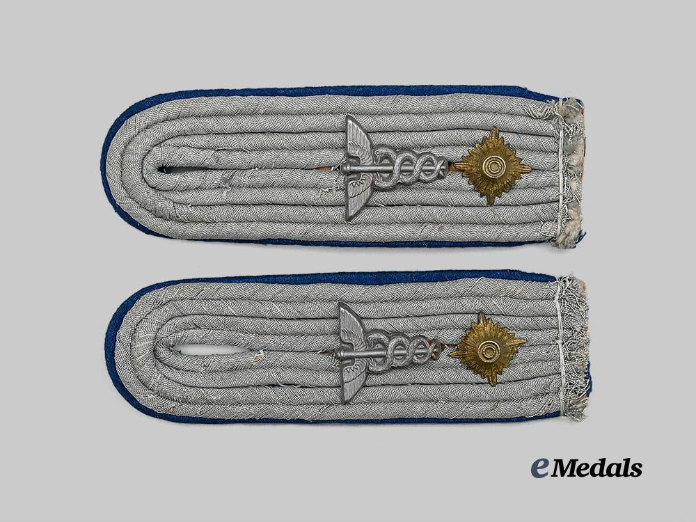 germany,_heer._a_pair_of_medical_oberleutnant_shoulder_boards_e_medals__m0676-322_2