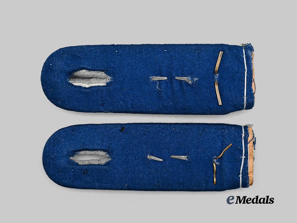 germany,_heer._a_pair_of_medical_oberleutnant_shoulder_boards_e_medals__m0676-322_3