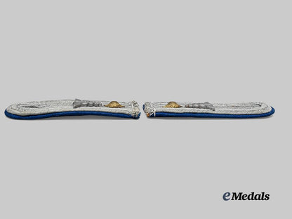 germany,_heer._a_pair_of_medical_oberleutnant_shoulder_boards_e_medals__m0676-322_4