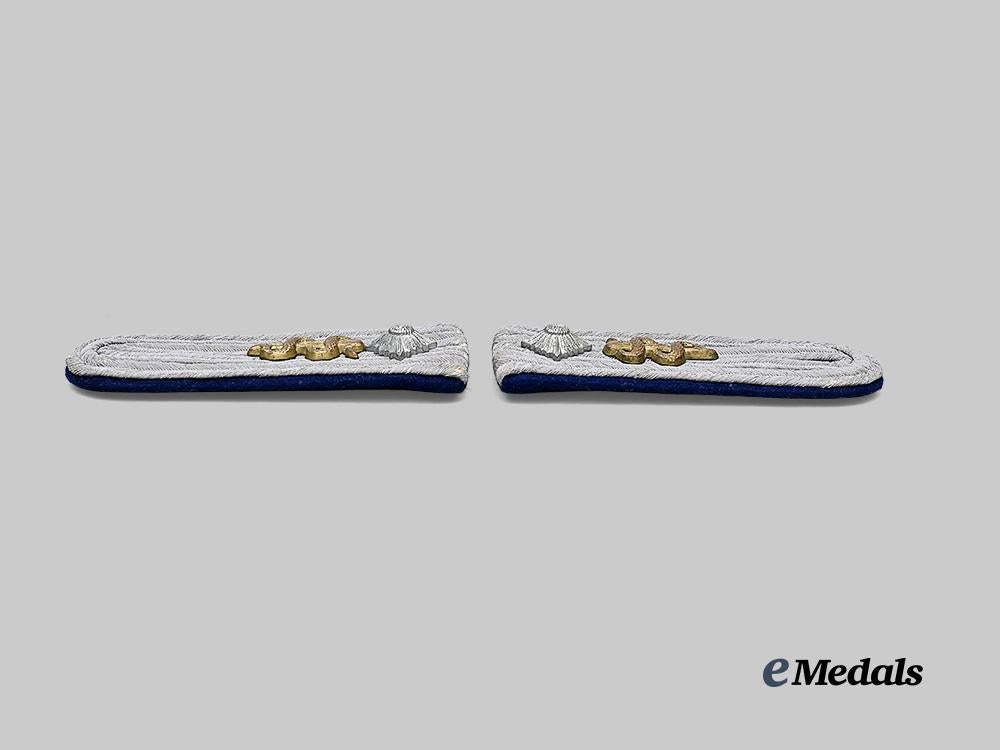 germany,_wehrmacht._a_mixed_lot_of_officer-_grade_rank_insignia_e_medals__m0676-333_4