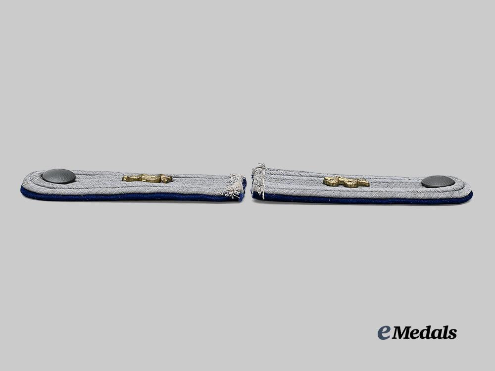 germany,_heer._a_set_of_medical_leutnant_rank_insignia_e_medals__m0676-336__4