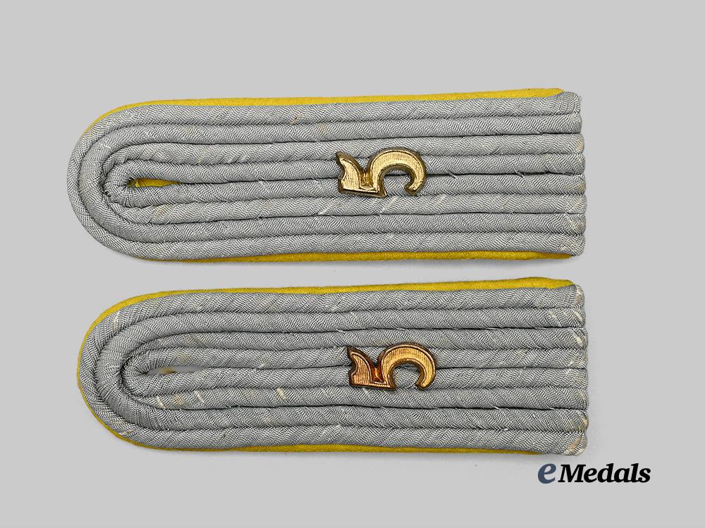 germany,_heer._a_pair_of_signals_leutnant_shoulder_boards_e_medals__m0676-337__2
