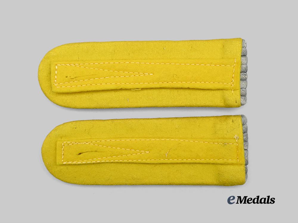 germany,_heer._a_pair_of_signals_leutnant_shoulder_boards_e_medals__m0676-337__3