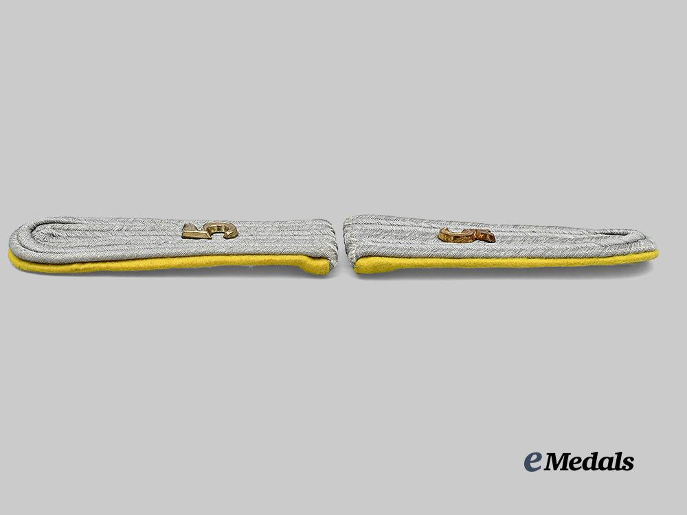 germany,_heer._a_pair_of_signals_leutnant_shoulder_boards_e_medals__m0676-337__4