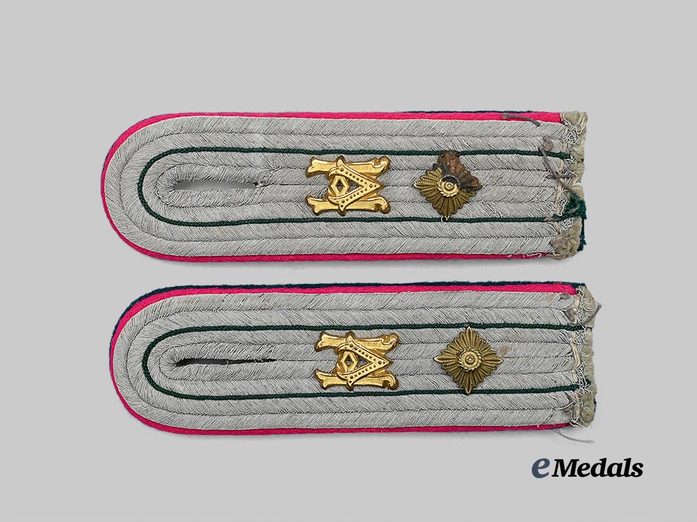 germany,_wehrmacht._a_set_of_company-_grade_administration_shoulder_boards_e_medals__m0676-340_2