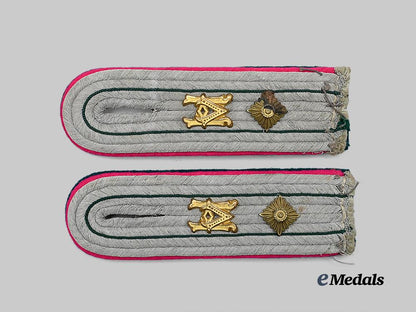 germany,_wehrmacht._a_set_of_company-_grade_administration_shoulder_boards_e_medals__m0676-340_2