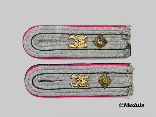 germany,_wehrmacht._a_set_of_company-_grade_administration_shoulder_boards_e_medals__m0676-340_2